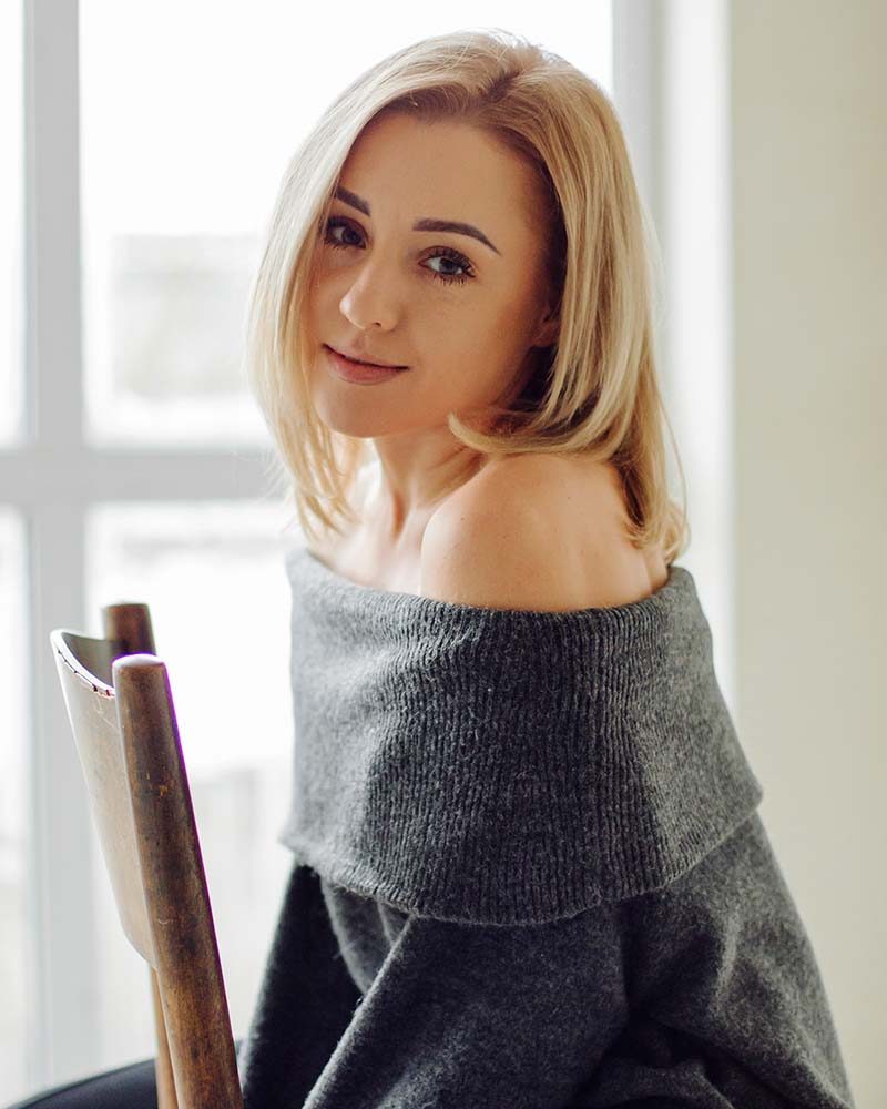 fashion-portrait-of-young-elegant-woman-G2CF4U5.jpg